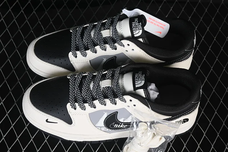 All categories Nk SB Dunk Series Nk SB Dunk Low High-end customized low-top sneakers Nike SB Dunk Low North Face co-branded White and Black Snow Mountain High-end customized low-top casual sneakers DS6608-023
